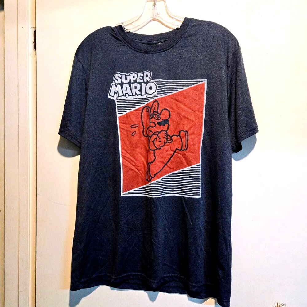 Super Mario T-Shirt Nintendo 2019 Size Medium Read